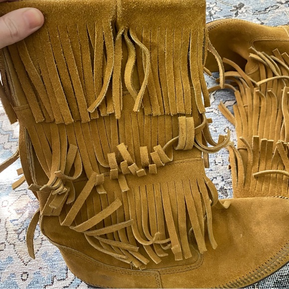 MINNETONKA 3-Layer Fringe Boot Size 10 - Picture 6 of 10